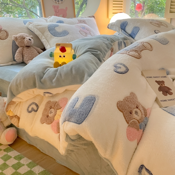 91家纺网 家纺一手货源 找家纺 慕尚 2025新款5D雪花绒四件套系列 字母熊