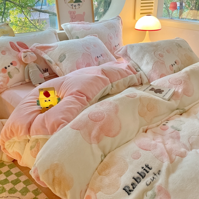 91家纺网 家纺一手货源 找家纺 慕尚 2025新款5D雪花绒单品系列-单被套 草莓兔