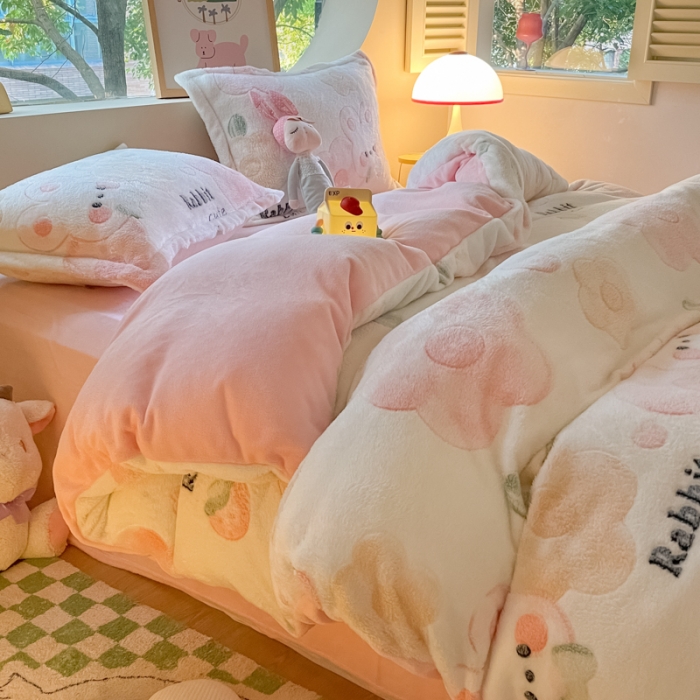 91家纺网 家纺一手货源 找家纺 慕尚 2025新款5D雪花绒单品系列-单被套 草莓兔