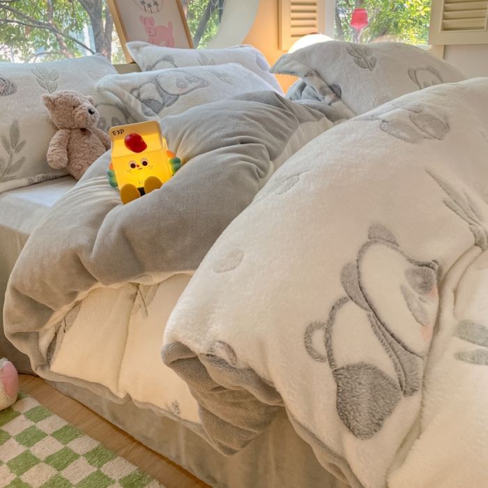 91家纺网 家纺一手货源 找家纺 慕尚 2025新款5D雪花绒单品系列-单被套 黑白熊