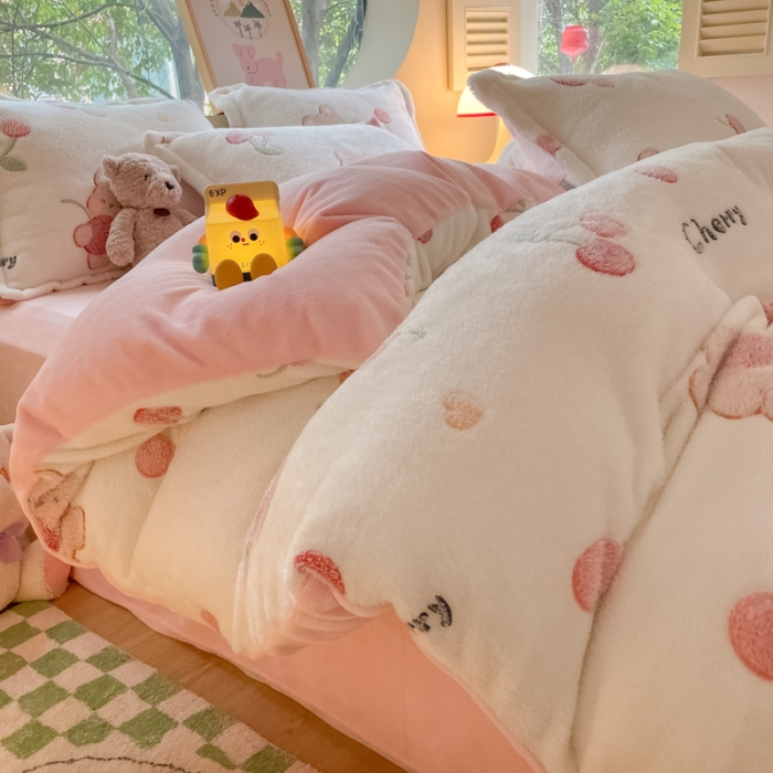 91家纺网 家纺一手货源 找家纺 慕尚 2025新款5D雪花绒单品系列-单被套 樱桃熊