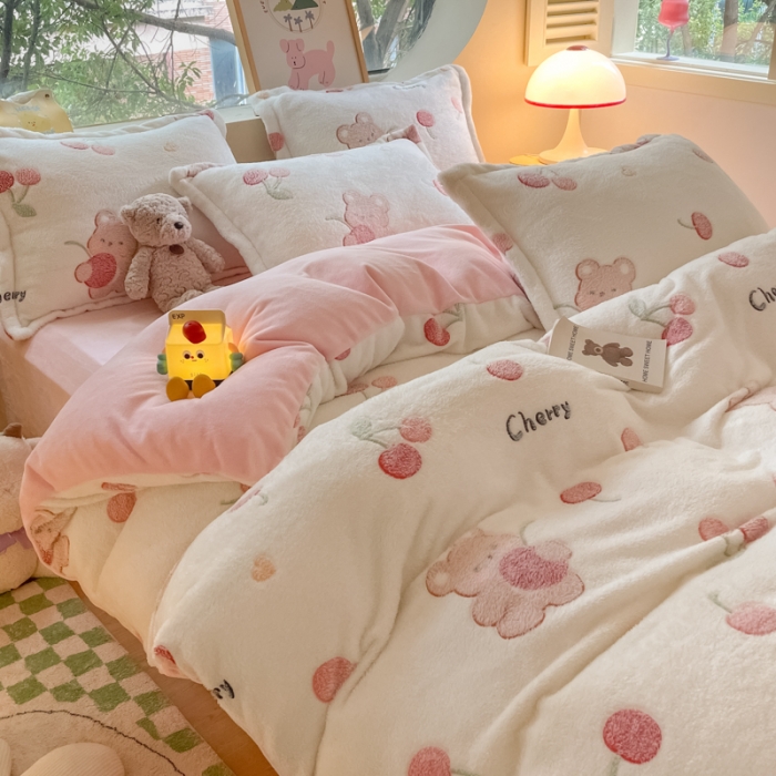 91家纺网 家纺一手货源 找家纺 慕尚 2025新款5D雪花绒单品系列-单被套 樱桃熊