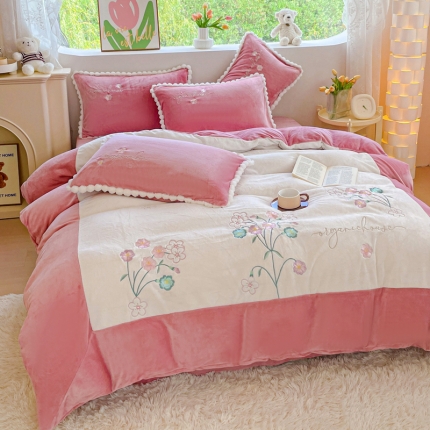 91家纺网 家纺一手货源 找家纺 【苏东来】2023年9.5斤高克重加厚法式毛球牛奶绒拼角工艺刺绣四件套