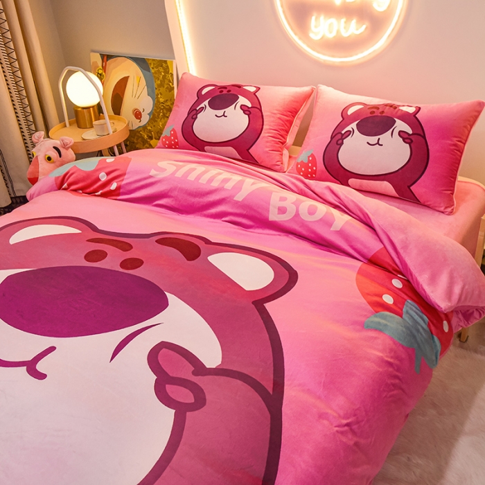 91家纺网 家纺一手货源 找家纺 ds生活馆2025新款大版卡通水晶牛奶珊瑚绒单被套三四件套 草莓熊
