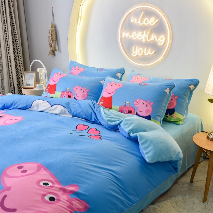 91家纺网 家纺一手货源 找家纺 ds生活馆2025新款大版卡通水晶牛奶珊瑚绒单被套三四件套 旅行佩奇