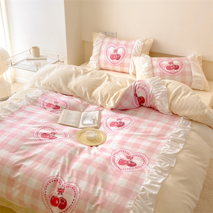 91家纺网 家纺一手货源 找家纺 昔可家纺 2023新款花边数码宝宝绒四件套 粉格樱桃