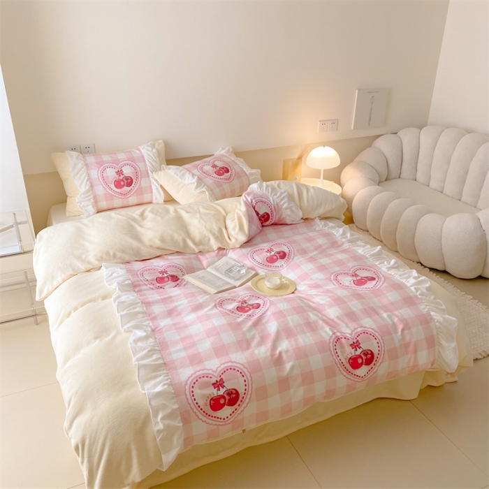 91家纺网 家纺一手货源 找家纺 昔可家纺 2023新款花边数码宝宝绒四件套 粉格樱桃