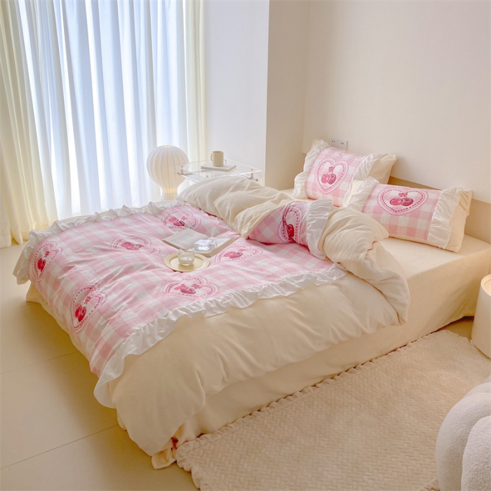 91家纺网 家纺一手货源 找家纺 昔可家纺 2023新款花边数码宝宝绒四件套 粉格樱桃