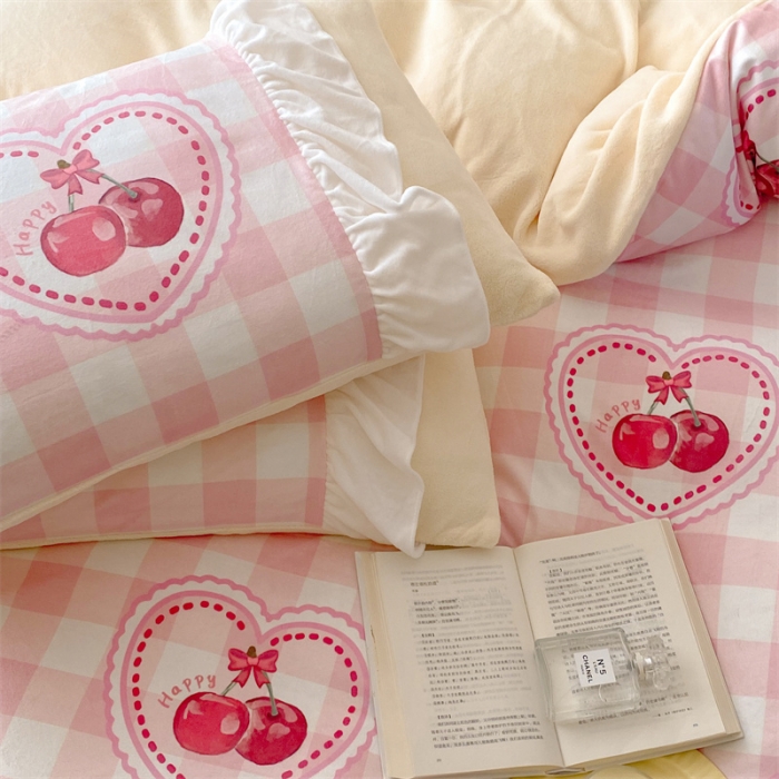 91家纺网 家纺一手货源 找家纺 昔可家纺 2023新款花边数码宝宝绒四件套 粉格樱桃