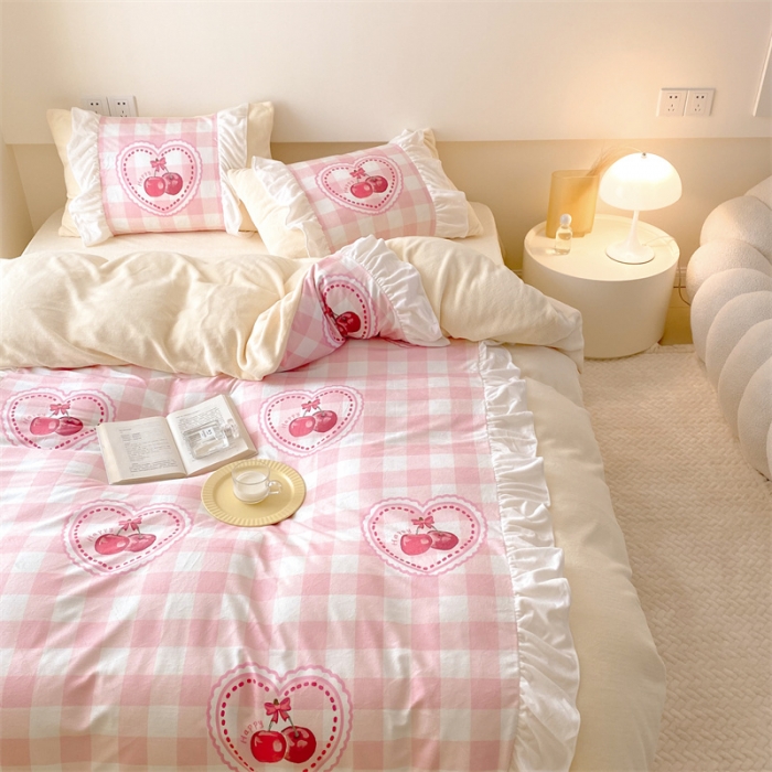 91家纺网 家纺一手货源 找家纺 昔可家纺 2023新款花边数码宝宝绒四件套 粉格樱桃