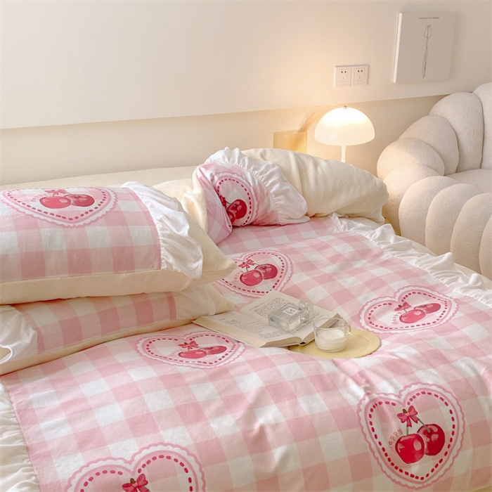 91家纺网 家纺一手货源 找家纺 昔可家纺 2023新款花边数码宝宝绒四件套 粉格樱桃