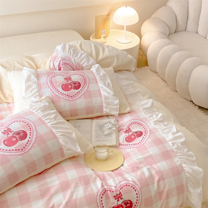 91家纺网 家纺一手货源 找家纺 昔可家纺 2023新款花边数码宝宝绒四件套 粉格樱桃