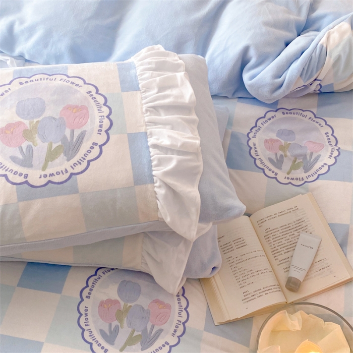 91家纺网 家纺一手货源 找家纺 昔可家纺 2023新款花边数码宝宝绒四件套 蓝棋盘郁金