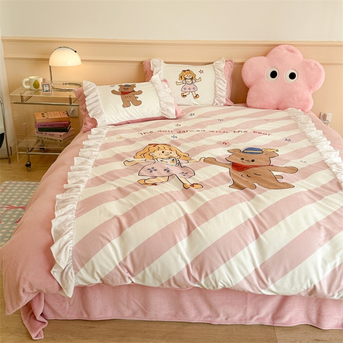 91家纺网 家纺一手货源 找家纺 昔可家纺 2023新款花边数码宝宝绒四件套 萌萌女孩和熊