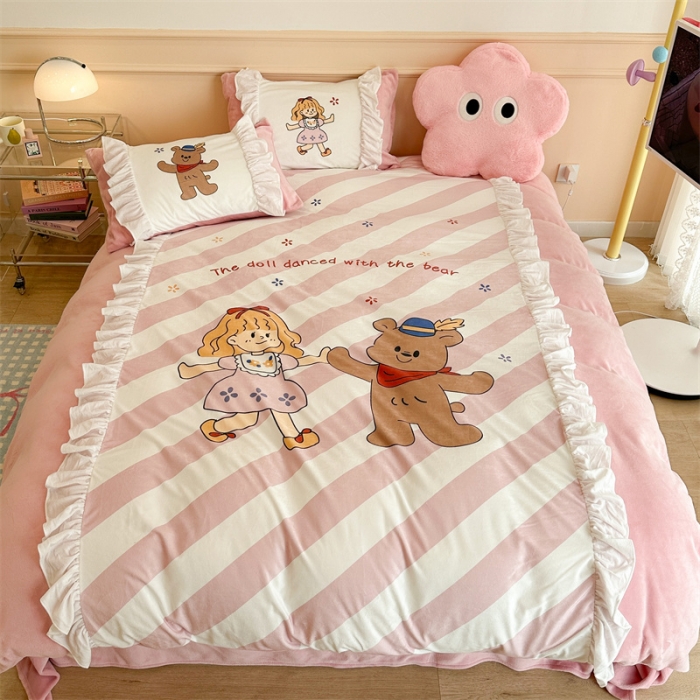 91家纺网 家纺一手货源 找家纺 昔可家纺 2023新款花边数码宝宝绒四件套 萌萌女孩和熊