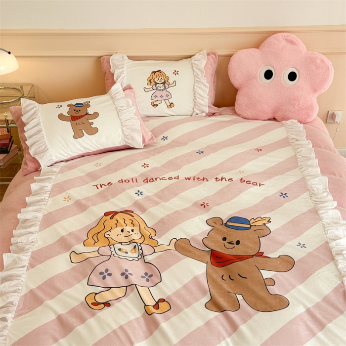 91家纺网 家纺一手货源 找家纺 昔可家纺 2023新款花边数码宝宝绒四件套 萌萌女孩和熊