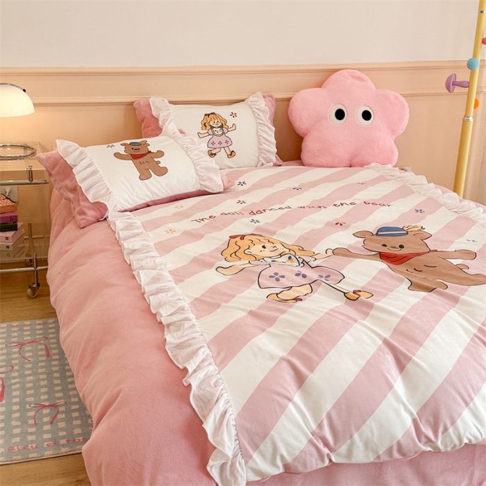 91家纺网 家纺一手货源 找家纺 昔可家纺 2023新款花边数码宝宝绒四件套 萌萌女孩和熊