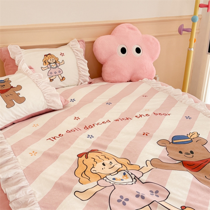 91家纺网 家纺一手货源 找家纺 昔可家纺 2023新款花边数码宝宝绒四件套 萌萌女孩和熊