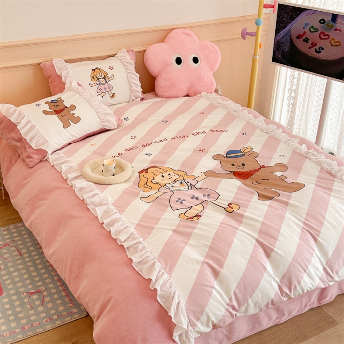 91家纺网 家纺一手货源 找家纺 昔可家纺 2023新款花边数码宝宝绒四件套 萌萌女孩和熊