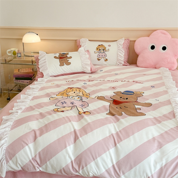 91家纺网 家纺一手货源 找家纺 昔可家纺 2023新款花边数码宝宝绒四件套 萌萌女孩和熊