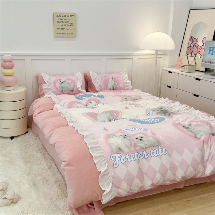 91家纺网 家纺一手货源 找家纺 昔可家纺 2023新款花边数码宝宝绒四件套 蜜桃粉猫