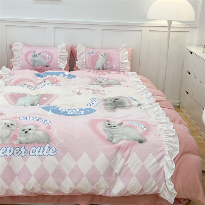 91家纺网 家纺一手货源 找家纺 昔可家纺 2023新款花边数码宝宝绒四件套 蜜桃粉猫