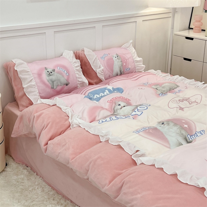 91家纺网 家纺一手货源 找家纺 昔可家纺 2023新款花边数码宝宝绒四件套 蜜桃粉猫