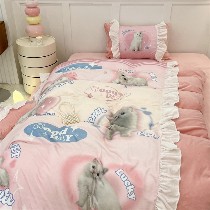 91家纺网 家纺一手货源 找家纺 昔可家纺 2023新款花边数码宝宝绒四件套 蜜桃粉猫