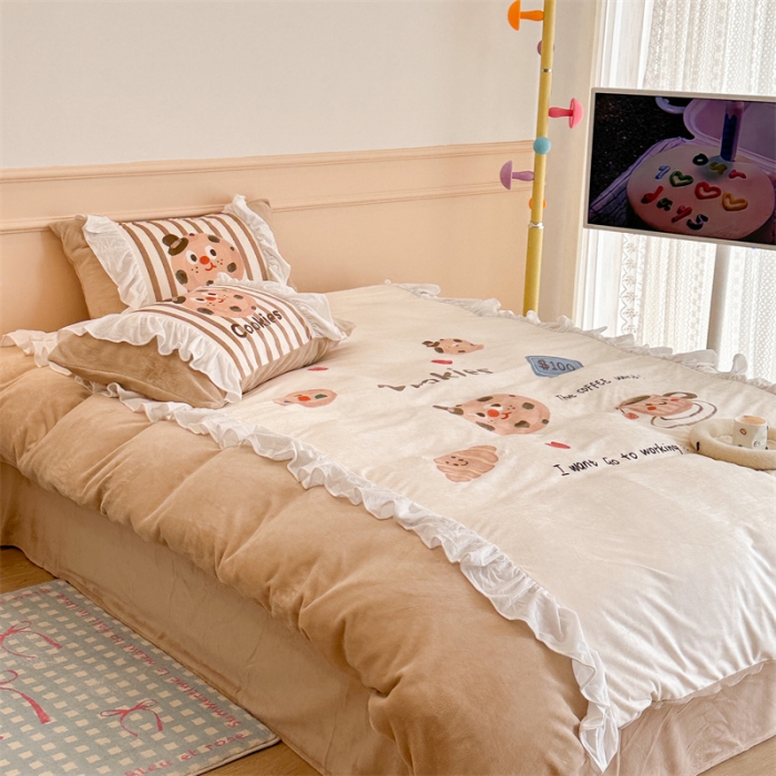 91家纺网 家纺一手货源 找家纺 昔可家纺 2023新款花边数码宝宝绒四件套 曲奇饼干