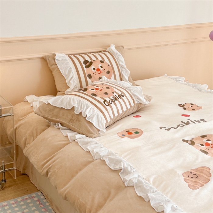 91家纺网 家纺一手货源 找家纺 昔可家纺 2023新款花边数码宝宝绒四件套 曲奇饼干