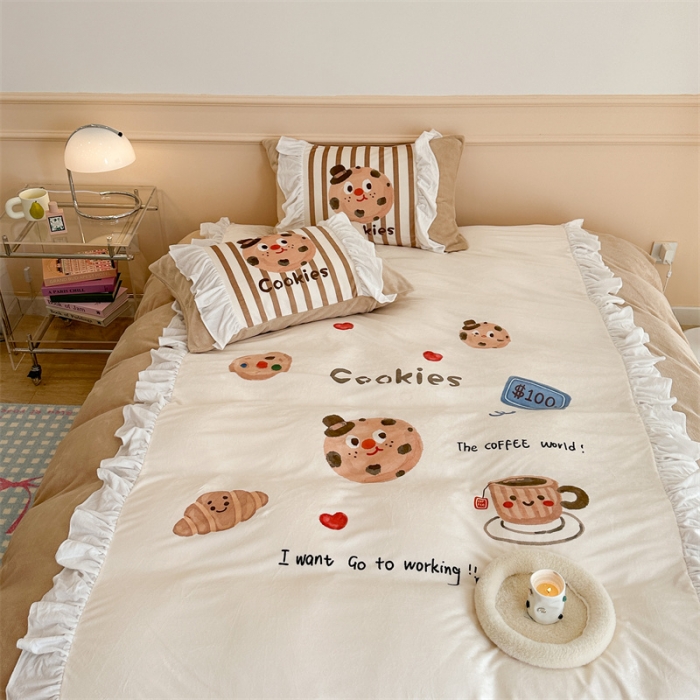 91家纺网 家纺一手货源 找家纺 昔可家纺 2023新款花边数码宝宝绒四件套 曲奇饼干