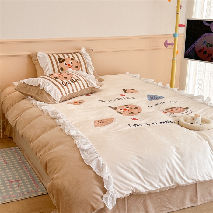 91家纺网 家纺一手货源 找家纺 昔可家纺 2023新款花边数码宝宝绒四件套 曲奇饼干