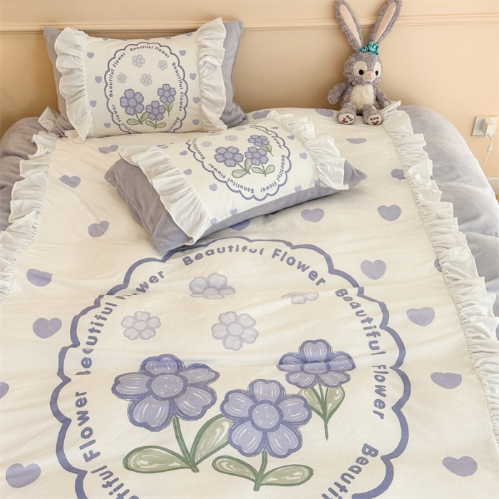 91家纺网 家纺一手货源 找家纺 昔可家纺 2023新款花边数码宝宝绒四件套 紫爱心小花朵