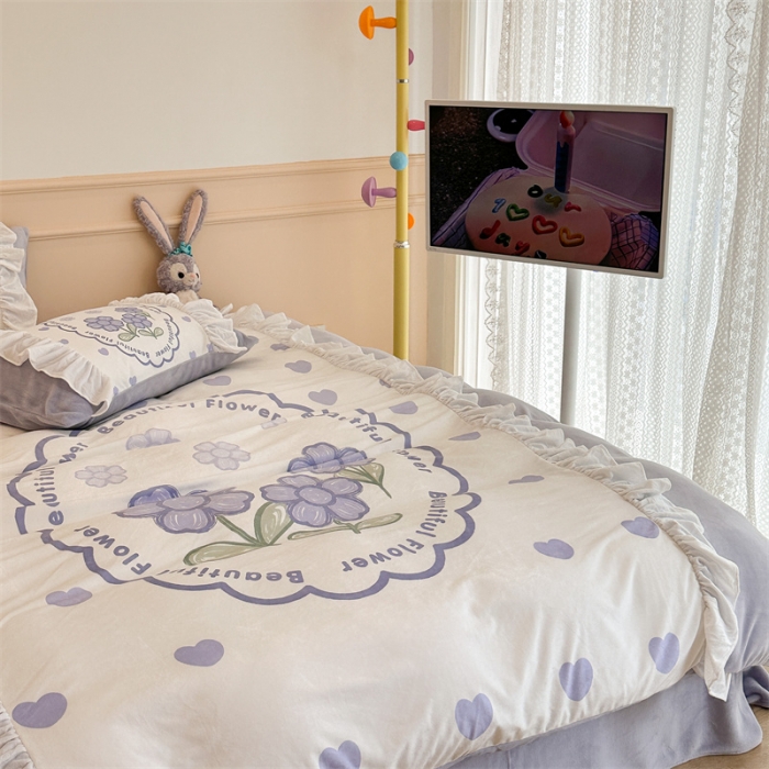 91家纺网 家纺一手货源 找家纺 昔可家纺 2023新款花边数码宝宝绒四件套 紫爱心小花朵