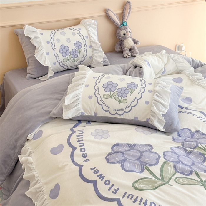 91家纺网 家纺一手货源 找家纺 昔可家纺 2023新款花边数码宝宝绒四件套 紫爱心小花朵