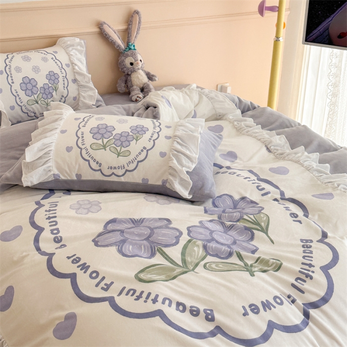 91家纺网 家纺一手货源 找家纺 昔可家纺 2023新款花边数码宝宝绒四件套 紫爱心小花朵