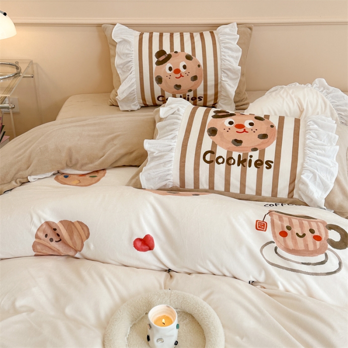 91家纺网 家纺一手货源 找家纺 昔可家纺 2023新款花边数码宝宝绒四件套 曲奇饼干