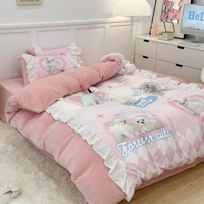 91家纺网 家纺一手货源 找家纺 昔可家纺 2023新款花边数码宝宝绒四件套 蜜桃粉猫