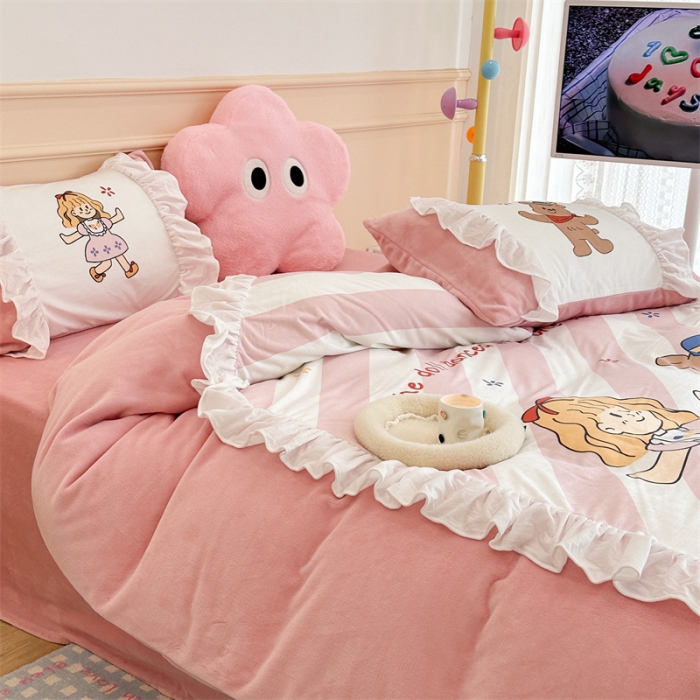 91家纺网 家纺一手货源 找家纺 昔可家纺 2023新款花边数码宝宝绒四件套 萌萌女孩和熊