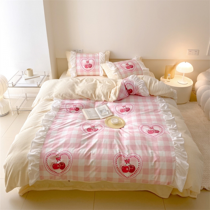 91家纺网 家纺一手货源 找家纺 昔可家纺 2023新款花边数码宝宝绒四件套 粉格樱桃