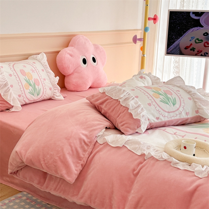 91家纺网 家纺一手货源 找家纺 昔可家纺 2023新款花边数码宝宝绒四件套 粉爱心郁金香