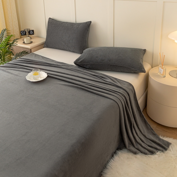 91家纺网 家纺一手货源 找家纺 慕澄家纺 2023新款纯色牛奶绒加厚保暖多功能床单盖毯 床单-墨灰