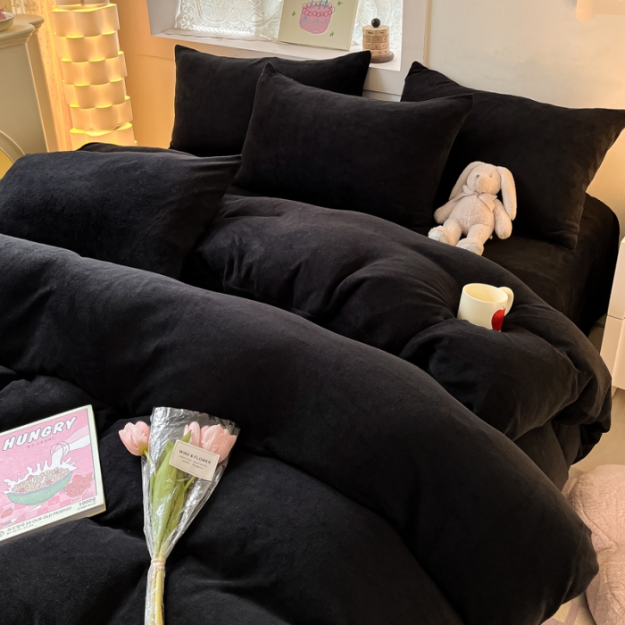 91家纺网 家纺一手货源 找家纺 慕澄家纺 2023新款简约牛奶绒加厚保暖四件套-纯爱 纯爱-黑金
