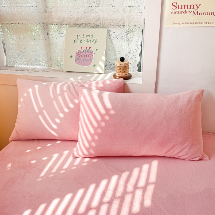 91家纺网 家纺一手货源 找家纺 慕澄家纺 2023新款简约牛奶绒加厚保暖四件套-纯爱 纯爱-桃粉