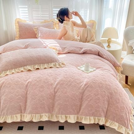 91家纺网 家纺一手货源 找家纺 2025新款高克重5D雕花加厚牛奶绒韩式花边系列 花海-奶油粉