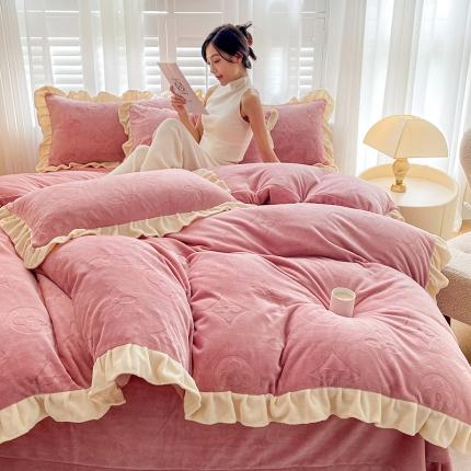 91家纺网 家纺一手货源 找家纺 2025新款高克重5D雕花加厚牛奶绒韩式花边系列 浪漫巴黎-豆沙