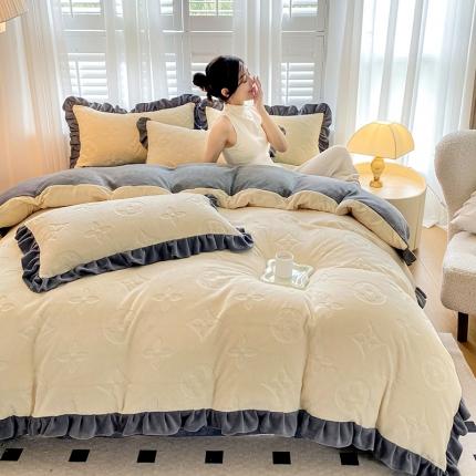 91家纺网 家纺一手货源 找家纺 2025新款高克重5D雕花加厚牛奶绒韩式花边系列 浪漫巴黎-月光白