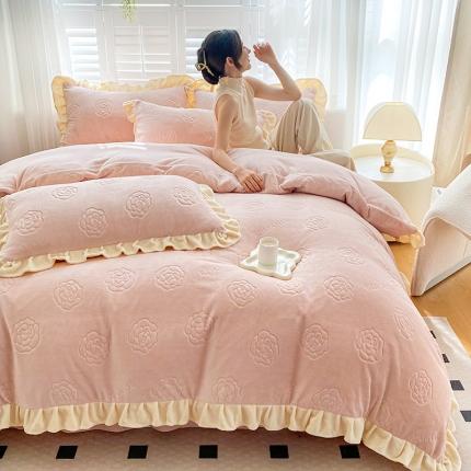 91家纺网 家纺一手货源 找家纺 2025新款高克重5D雕花加厚牛奶绒韩式花边系列 山茶花-奶油粉