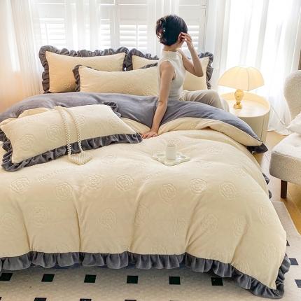 91家纺网 家纺一手货源 找家纺 2025新款高克重5D雕花加厚牛奶绒韩式花边系列 山茶花-月光白