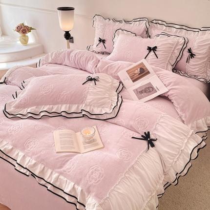 91家纺网 家纺一手货源 找家纺 （总）逸尚阁 2024新款牛奶绒雕花拼接双层花边四件套